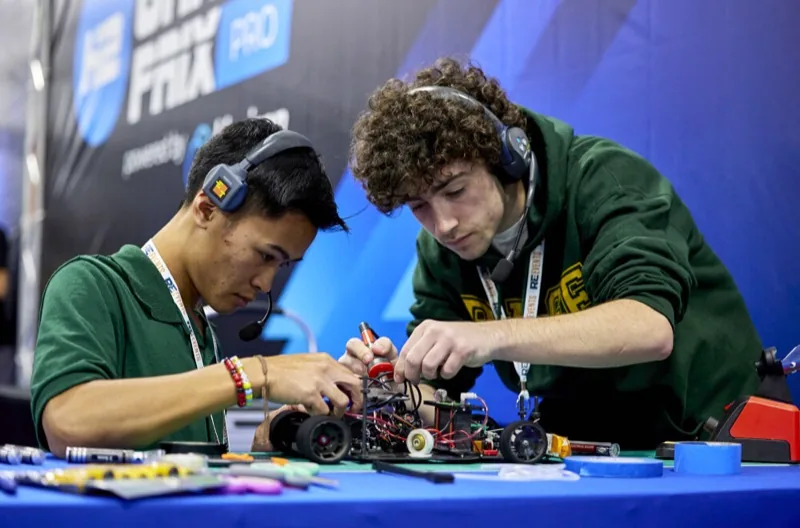 Estudiantes compitiendo con autos de carreras a hidrógeno H2GP