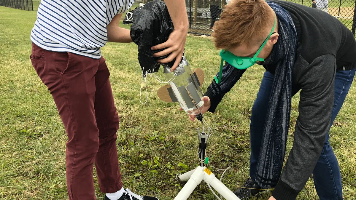 Estudiantes construyen cohetes de agua con botellas de dos litros para estudiar fuerza y movimiento